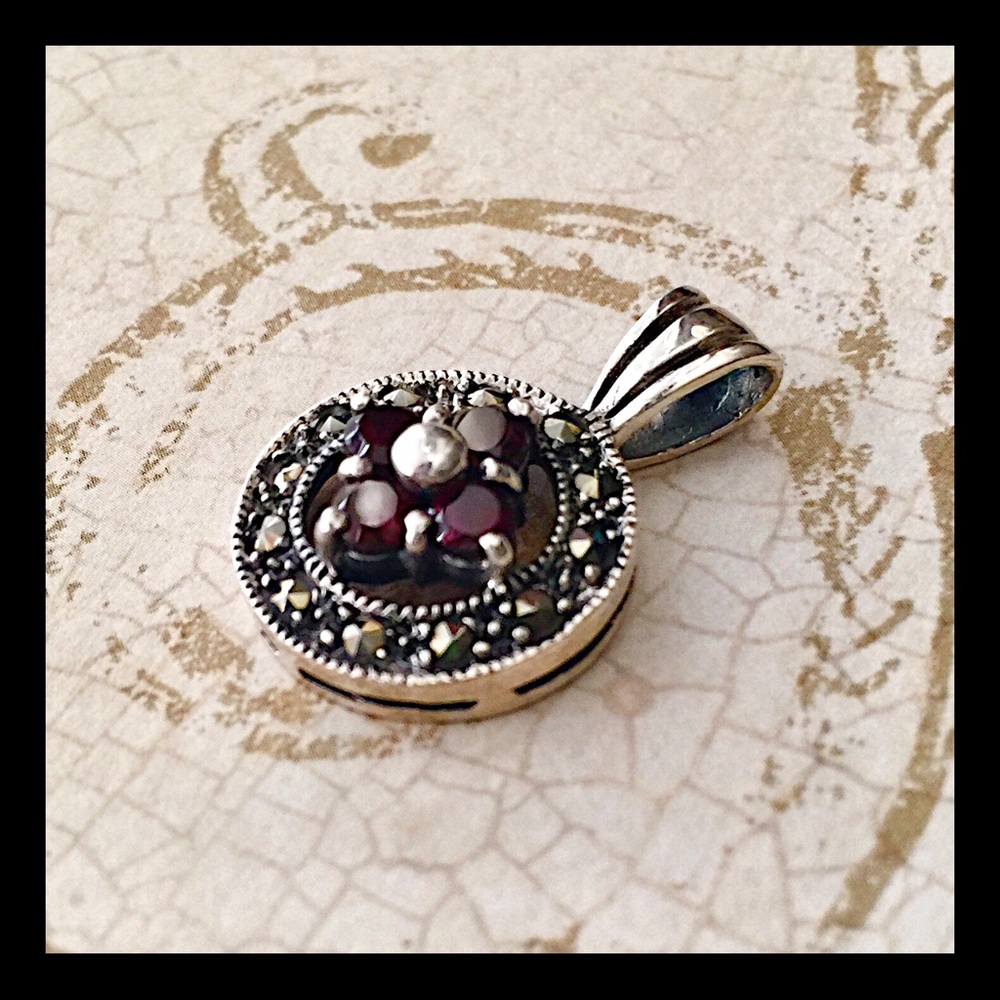 Vintage sterling & garnet pendant